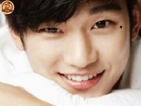 [Giải mã] Nốt ruồi đón lệ nằm ở vị trí nào? Có nên tẩy không?