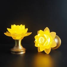 Đèn Thờ DT03 Thiết Kế Hình Bông Sen Mang Nhiều Ý Nghĩa Đèn thờ DT03 tại Xưởng Gỗ Đẹp có thiết kế đặc biệt dưới dạng bông sen, với các ngọn nến được bố trí giống như cánh sen hé nở.  Ý nghĩa tượng trưng: Bông sen là biểu tượng cho sự trong sạch, cao quý và