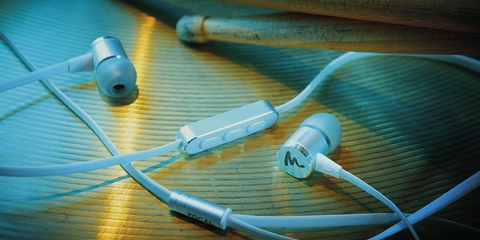 Sony đã giảm hơn 100 USD so với giá của một trong những cặp tai nghe được yêu thích