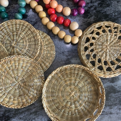 Wholesale Lowest Price Set of 6 Seagrass Vintage Wicker Coasters Heat Resistant Hot Pads For Cups with Storage Basket