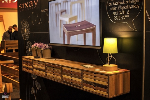 Nhà đẹp với mẫu kệ gỗ nổi ấn tượng