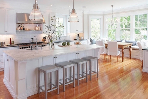 Nhà bếp gọn gàng, mới mẻ với kệ gỗ treo tường