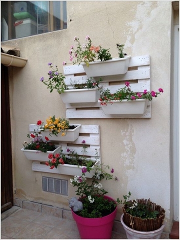 Thoả sức sáng tạo với những kệ gỗ bỏ đi