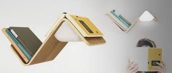 Kệ để sách treo tường kiêm đèn bàn tinh tế dành cho dân văn phòng