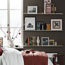 Kệ gỗ treo tường phòng khách và sự kết hợp ấn tượng