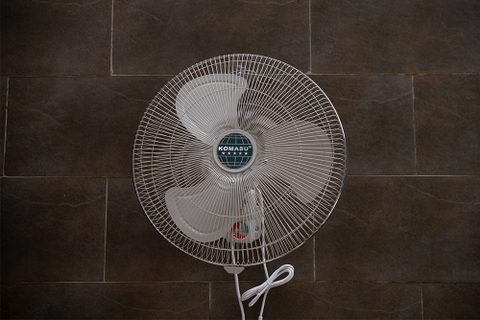 Quạt treo tường công nghiệp Komasu KM-50CT, Lồng cánh sơn tĩnh điện