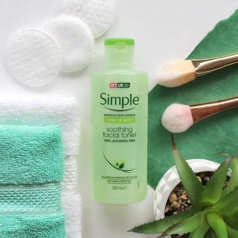 Nước hoa hồng Simple Smoothing Facial Toner