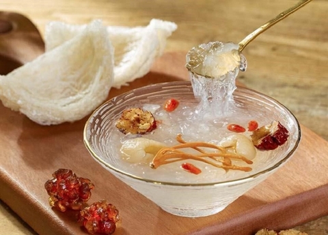 Lý do yến sào chưng sẵn sữa ong chúa được khuyến khích cho người ốm yếu