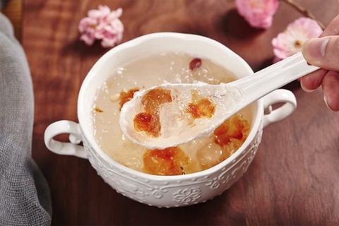 Trẻ nhỏ đang bị cảm cúm, sốt, ho có nên sử dụng yến sào chưng sẵn? Nếu được nên sử dụng loại nào là tốt nhất?