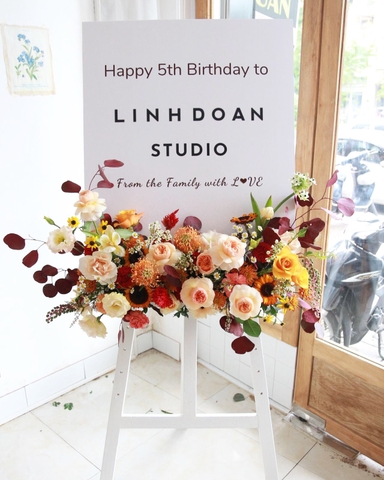 Kệ hoa chúc mừng hiện đại màu cam đỏ đất