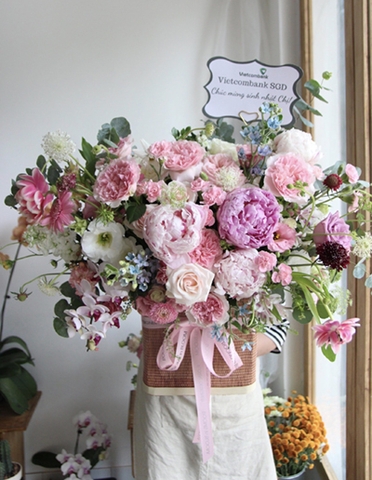 Giỏ hoa big size tone hồng sử dụng hoa Mẫu Đơn Hà Lan
