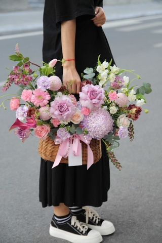 Giỏ hoa tone tím Forget Me Not