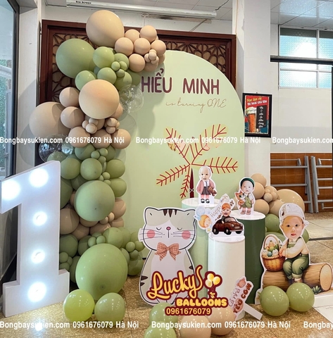 Backdrop sinh nhật bé trai 1 tuổi tone xanh olive