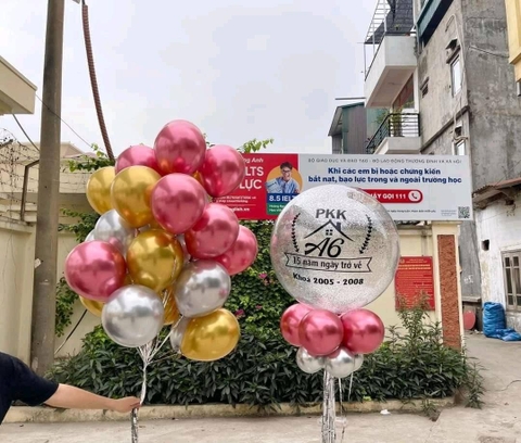 Bóng bay chụp ảnh kỷ yếu tại Hà Nội