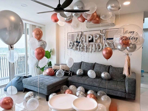 Bóng Bay Sinh Nhật Người Lớn Tại Phòng Khách