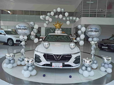 Trang trí lễ bàn giao xe ô tô tại Hà Nội bằng bóng bay đẹp uy tín tại hà nội