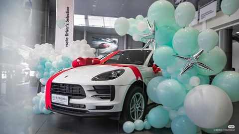 TRANG TRÍ LỄ BÀN GIAO XE MERCEDES BẰNG BÓNG BAY 12