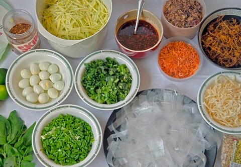 Bánh tráng trộn được làm từ nhiều nguyên liệu khác nhau tạo nên món ăn có hương vị đặc biệt