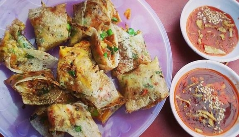 Bánh tráng kẹp trứng ruốc là một món ăn phổ biến, các bạn trẻ đặc biệt yêu thích