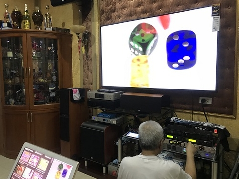 Phòng hát nhà casĩ Akira Phan đẹp như thế nào?