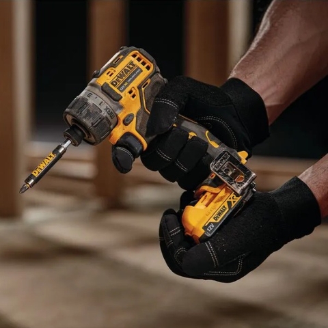 Máy khoan vặn vít pin Dewalt DCF601D2 12V