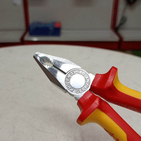 Kìm điện cách điện 1000V có móc treo Knipex 0306180T