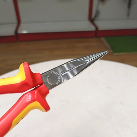 Kìm mũi nhọn cách điện  8200mm Knipex 2616200