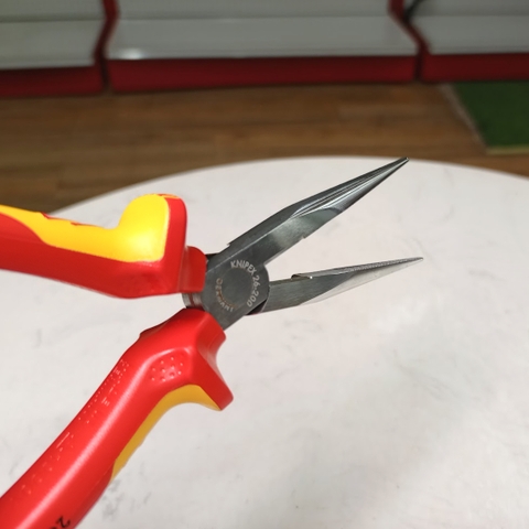 Kìm mũi nhọn cách điện  8200mm Knipex 2616200