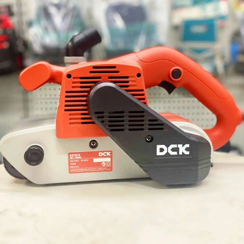 Máy chà nhám băng 1200W DCK KST610
