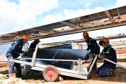 Chuẩn bị thí điểm mua điện mặt trời giá thấp