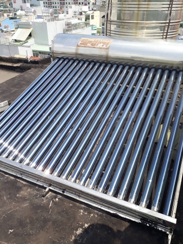 Thợ sửa máy nước nóng năng lượng mặt trời tại nhà