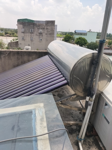 Thợ sửa máy năng lượng mặt trời tại nhà