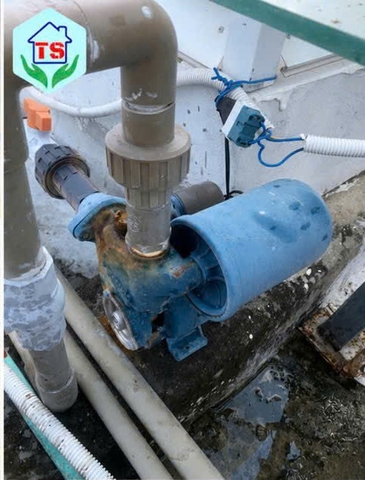 Các Lỗi Máy Bơm Nước Chúng Tôi Nhận Sửa  Với nhiều năm kinh nghiệm trong lĩnh vực sửa chữa điện nước, Điện Nước Trung Sơn chuyên nhận sửa máy bơm nước tại nhà Phường Phú Thạnh cho hộ gia đình, chung cư, cửa hàng, văn phòng và nhà xưởng. Chúng tôi xử lý nhanh chóng mọi sự cố từ đơn giản đến phức tạp, giúp máy bơm hoạt động ổn định và kéo dài tuổi thọ.  Sửa Máy Bơm Không Lên Nước  Máy bơm hoạt động nhưng không hút được nước thường do mất nước mồi, hở đường ống hút, nghẹt van một chiều hoặc cánh bơm bị mòn. Kỹ thuật viên sẽ kiểm tra toàn bộ hệ thống để xác định nguyên nhân và khắc phục triệt để.  Sửa Máy Bơm Chạy Nhưng Nước Yếu  Nếu máy bơm vẫn hoạt động nhưng áp lực nước yếu, nguyên nhân có thể do đường ống bị tắc, cánh bơm hư hỏng, nguồn điện không ổn định hoặc động cơ giảm công suất. Chúng tôi sẽ kiểm tra và đưa ra giải pháp tối ưu.  Sửa Máy Bơm Không Hoạt Động  Máy bơm không khởi động có thể do mất nguồn điện, cháy tụ điện, hỏng công tắc áp suất, đứt dây nguồn hoặc cháy mô tơ. Chúng tôi kiểm tra toàn diện để xử lý đúng nguyên nhân.  Sửa Máy Bơm Phát Ra Tiếng Kêu Lớn  Tiếng kêu bất thường khi vận hành thường xuất phát từ bạc đạn bị mòn, cánh bơm va chạm, trục động cơ lệch tâm hoặc có vật cản bên trong máy.  Sửa Máy Bơm Bị Rung Mạnh  Máy bơm rung lắc liên tục không chỉ gây tiếng ồn mà còn ảnh hưởng đến tuổi thọ thiết bị. Nguyên nhân có thể do chân đế lỏng, bạc đạn hỏng hoặc cánh quạt mất cân bằng.  Sửa Máy Bơm Bị Rò Rỉ Nước  Hiện tượng rò rỉ nước thường xảy ra khi phớt cơ khí bị mòn, gioăng cao su hư hỏng hoặc thân bơm bị nứt. Chúng tôi thay thế linh kiện phù hợp để đảm bảo máy hoạt động kín nước.  Sửa Máy Bơm Bị Rò Điện  Đây là sự cố nguy hiểm cần xử lý ngay. Nguyên nhân có thể do mô tơ bị chạm vỏ, dây điện bị hở hoặc nước xâm nhập vào động cơ. Kỹ thuật viên sẽ kiểm tra và khắc phục an toàn trước khi bàn giao.  Sửa Máy Bơm Bị Nóng Nhanh  Máy bơm quá nóng khi hoạt động thường do quá tải, nguồn điện yếu, bạc đạn bị kẹt hoặc quạt làm mát không hoạt động. Chúng tôi sẽ kiểm tra và xử lý để tránh cháy động cơ.  Sửa Máy Bơm Tự Ngắt Liên Tục  Máy bơm đang hoạt động rồi tự dừng nhiều lần có thể do rơ le nhiệt, tụ điện yếu hoặc mô tơ quá tải. Việc kiểm tra sớm sẽ giúp hạn chế hư hỏng nghiêm trọng.  Sửa Máy Bơm Tăng Áp Không Tự Ngắt  Máy bơm tăng áp chạy liên tục gây hao điện và giảm tuổi thọ thiết bị. Nguyên nhân thường liên quan đến rơ le áp suất, cảm biến hoặc hệ thống đường ống bị rò rỉ.  Thay Tụ Điện Máy Bơm  Tụ điện hỏng khiến máy bơm khởi động yếu, quay chậm hoặc chỉ phát ra tiếng ù. Chúng tôi thay tụ đúng công suất, đảm bảo máy vận hành ổn định.  Thay Phớt Máy Bơm  Phớt cơ khí bị mòn sẽ làm nước rò rỉ vào động cơ và gây hư hỏng nặng hơn. Chúng tôi sử dụng phớt chất lượng cao phù hợp với từng dòng máy.  Thay Bạc Đạn (Vòng Bi)  Bạc đạn hỏng là nguyên nhân khiến máy bơm phát ra tiếng kêu lớn và rung mạnh. Việc thay mới giúp máy hoạt động êm ái và bền bỉ hơn.  Thay Cánh Bơm  Cánh bơm bị mòn, nứt hoặc gãy sẽ làm giảm lưu lượng nước. Kỹ thuật viên sẽ thay cánh bơm đúng chủng loại để khôi phục hiệu suất vận hành.  Thay Rơ Le Và Công Tắc Áp Suất  Chúng tôi nhận thay thế rơ le nhiệt, rơ le áp suất và công tắc áp suất khi thiết bị bị hỏng, giúp máy bơm đóng/ngắt chính xác và an toàn.  Quấn Lại Mô Tơ Máy Bơm  Đối với các trường hợp mô tơ bị cháy cuộn dây, chúng tôi nhận quấn lại mô tơ bằng dây đồng chất lượng cao, đảm bảo máy hoạt động ổn định và tiết kiệm chi phí so với thay mới.  Sửa Máy Bơm Giếng Khoan  Nhận sửa chữa máy bơm chìm, máy bơm hỏa tiễn, máy bơm giếng khoan không lên nước, cháy mô tơ, hỏng cáp điện và các sự cố liên quan.  Sửa Máy Bơm Tăng Áp  Khắc phục các lỗi như máy bơm tăng áp không chạy, chạy liên tục, áp lực yếu, không tự ngắt hoặc phát ra tiếng ồn lớn.  Sửa Máy Bơm Đẩy Cao  Kiểm tra và sửa chữa máy bơm đẩy cao bị yếu nước, không hút nước, cháy động cơ, hỏng cánh bơm hoặc rò rỉ nước.  Bảo Dưỡng Máy Bơm Nước Định Kỳ  Ngoài dịch vụ sửa chữa, Điện Nước Trung Sơn còn nhận vệ sinh, bảo dưỡng và kiểm tra định kỳ giúp máy bơm hoạt động ổn định, tiết kiệm điện năng và kéo dài tuổi thọ thiết bị.