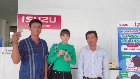 Khách nhận vàng từ Isuzu Thanh Thảo