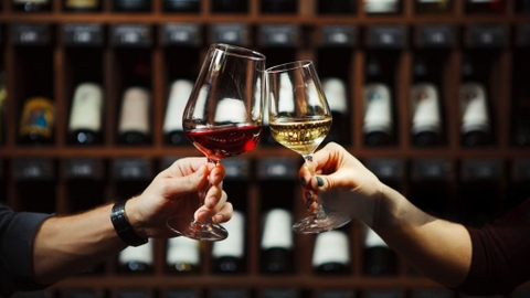 Phân biệt rượu vang và rượu mạnh để chọn quà biếu chuẩn mực