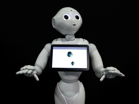 Robot Pepper nhắc nhở con người đeo khẩu trang hàng ngày