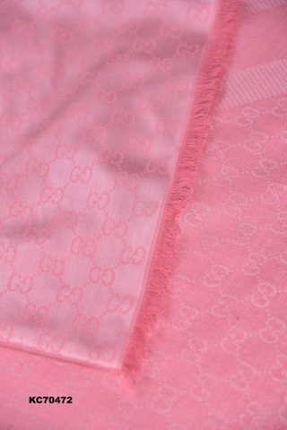 KHĂN CHOÀNG GUCCI DẠ HỒNG 70472