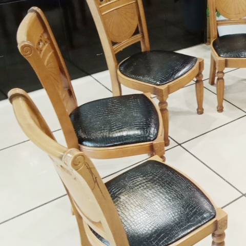 Bọc ghế ăn bằng da vân nổi cá sấu tone đen