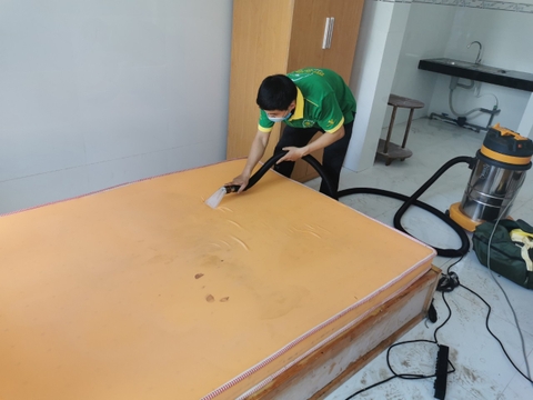 Giặt nệm cao su tổng hợp chần mút may viền