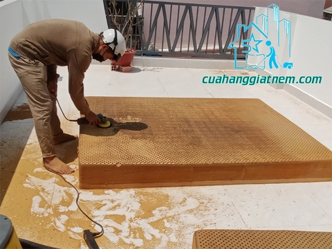 Vệ sinh và sửa nệm cao su bề mặt bị bong tróc rạn tại quận 8