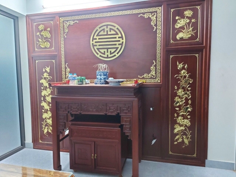 vách ngăn thờ gỗ gõ KT: dài 3m08 x cao 2m50