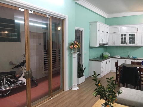 Cho thuê nhà 4 tầng full đồ ngõ 67 Nguyễn văn Cừ, Ngọc Lâm. 50m.Giá: 7 triệu/tháng. Lh: 0984.373.362