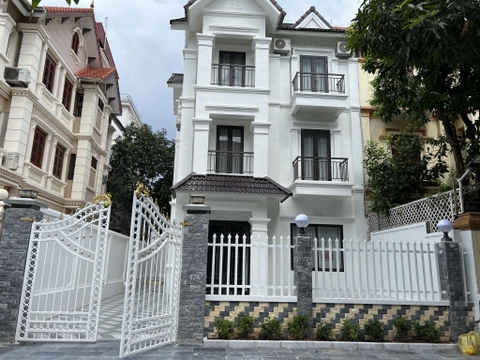 Cho thuê biệt thự Việt Hưng full nội thất sang trọng, S 175m2, giá 28tr/tháng. Liên hệ Mr Nam 0963892968.