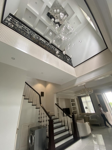 Cho thuê biệt thự Việt Hưng, khu biệt thư Vinhomes Riverside, S: 200m2. LH: 0389544873