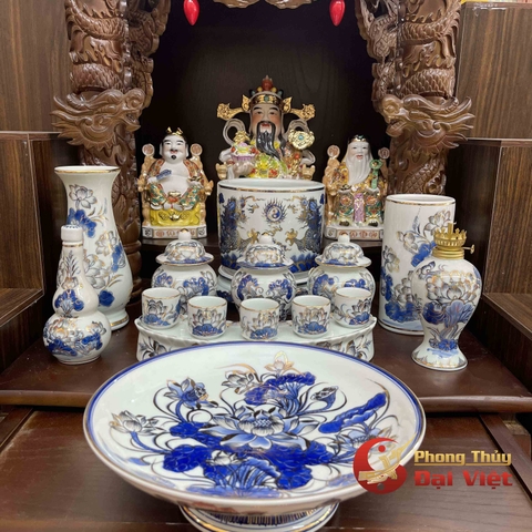 Bộ Bát Hương Men Ngọc Vẽ Vàng - Bàn Gia Tiên Và Thần Linh - Cặp Tài Địa Và Thần Phát Gấm Đỏ