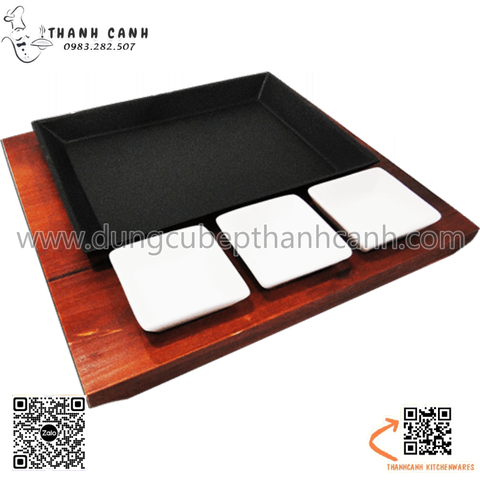 Bản gang nướng hình chữ nhật kèm đế gỗ và chén đựng sốt