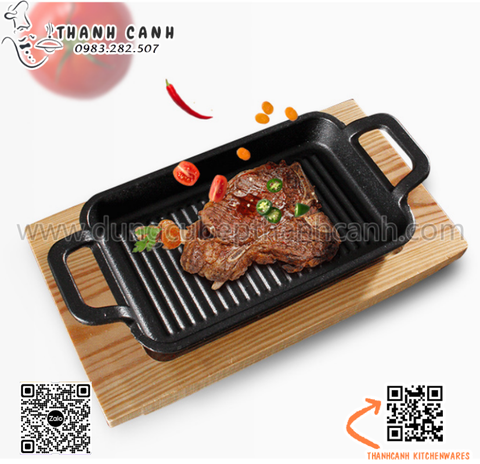 Đĩa nướng gang hình chữ nhật sâu lòng có hai tay cầm đi kèm đế gỗ cách nhiệt