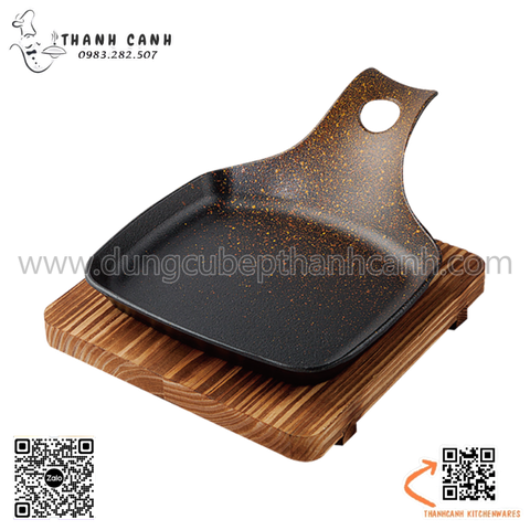 Đĩa nướng gang cách điệu , hình bản cuốc vẩy sơn đi kèm đễ gỗ cách nhiệt
