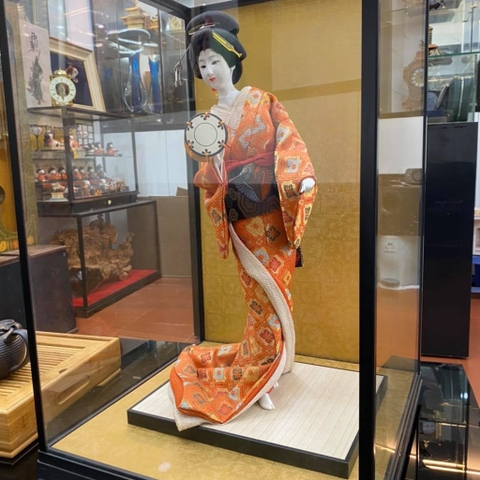 Trưng Bầy Geisha