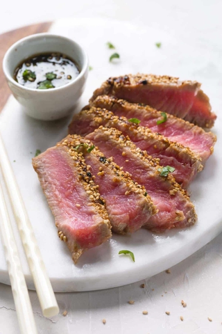Cá Ngừ Áp Chảo Vỏ Mè – Seared Ahi Tuna with Sesame Crust